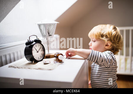 Bébé garçon dans une situation dangereuse à la maison. Banque D'Images