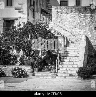 Voir d'escalier dans la lumière du soleil, Grèce Banque D'Images