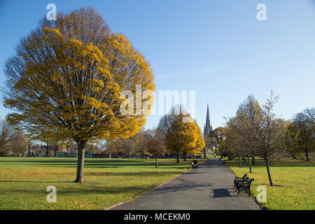 Couleurs d'automne à Clissold Park, Stoke Newington, London N16, avec la flèche de l'église St Mary à l'arrière-plan Banque D'Images