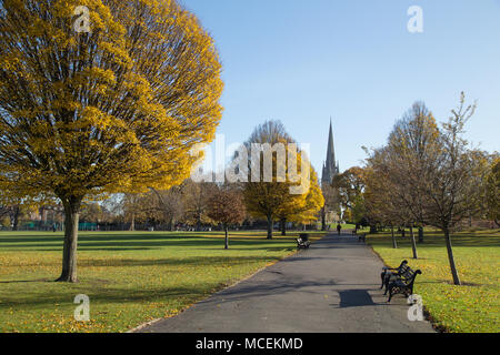 Couleurs d'automne à Clissold Park, Stoke Newington, London N16, avec la flèche de l'église St Mary à l'arrière-plan Banque D'Images