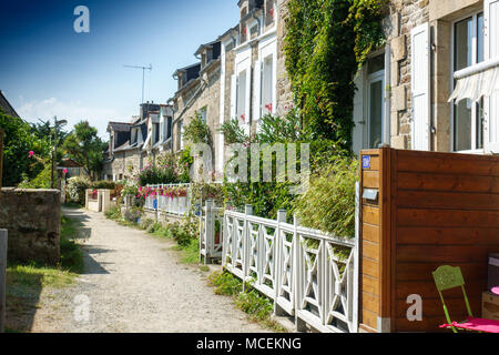 Vue paysage de maisons dans une rangée, Bretagne, France, Europe Banque D'Images