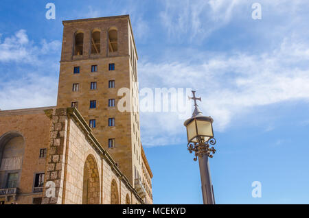 Une vue de la tour de Santa Maria de l'Abbaye de Montserrat en Espagne. La façade, comme nous le voyons aujourd'hui a été conçu par Francesc Folguera. Banque D'Images