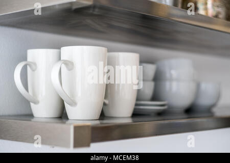 Tasses et bols en céramique sur plateau de cuisine Banque D'Images