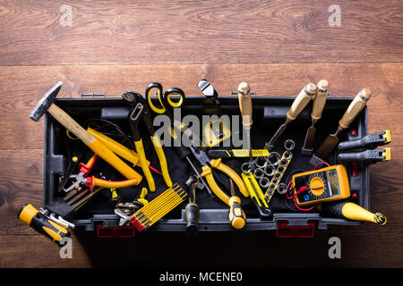 Vue de dessus de nombreux outils de réparation jaune disposés sur une table en bois Banque D'Images