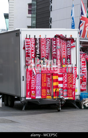 Vendeur de rue, la vente de Liverpool Football club d'écharpes et de souvenirs de bloquer sur le centre-ville de Liverpool street Banque D'Images