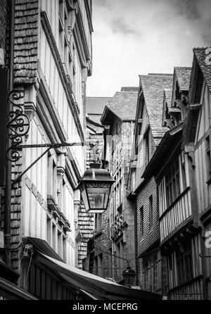 Dans une rangée de maisons surpeuplées, Bretagne, France, Europe Banque D'Images