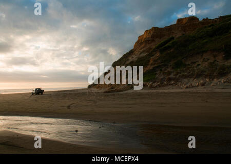 Une camionnette près de parcs une dune de sable sur une plage en Nouvelle Zélande Banque D'Images
