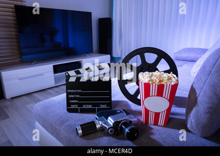 Close-up of Movie Camera avec Cocoon et du pop-corn sur la table de nuit Banque D'Images