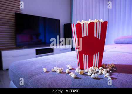 Close-up of Popcorn sur la table dans la salle de séjour de nuit Banque D'Images