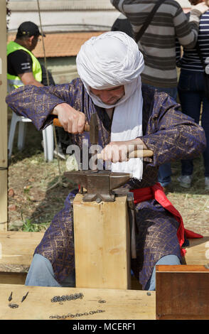 Goren, Israël - Avril 7,2018 : forgeron au Festival International de la Knights en Israël Banque D'Images