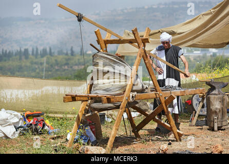 Goren, Israël - Avril 7,2018 : forgeron au Festival International de la Knights en Israël Banque D'Images