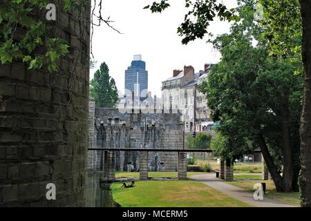 Douves du château de Nantes et la Tour Bretagne en arrière-plan, Loire Atlantique, Pays de la Loire, France Banque D'Images