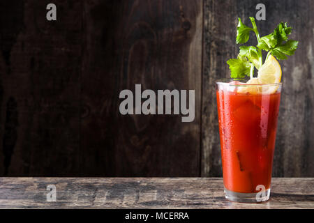 Cocktail Bloody Mary en verre sur fond blanc.Copyspace Banque D'Images