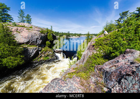 L'eau se précipiter à travers la porte du diable au printemps en run-off à la Bad River, rivière des Français Banque D'Images