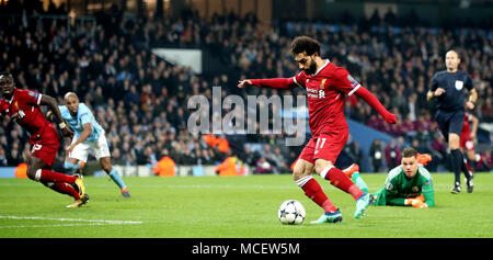 Le centre de Liverpool, Mohamed Salah du côté marque son premier but du jeu Banque D'Images