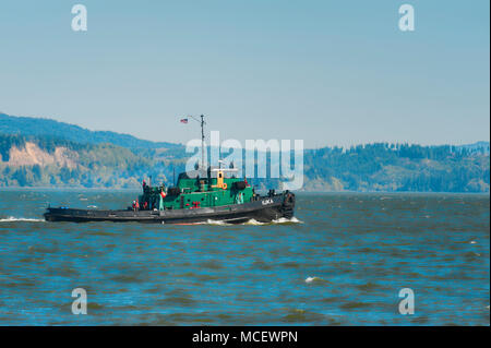 Astoria, Oregon, USA - 7 Avril 2016 : un remorqueur, vu de l'Astoria, Oregon's waterfront, passe par sur le fleuve Columbia. Banque D'Images