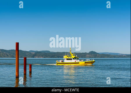 Astoria, Oregon, USA - 7 Avril 2016 : Un passesby jaune bateau pilote sur le fleuve Columbia. Le fleuve Columbia Bar pilotes sont prises par bateau ou hélicoptère Banque D'Images