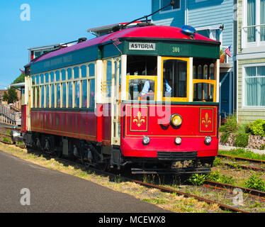 Astoria, Oregon, USA - 30 mai 2014 : Astoria's waterfront trolley gleems en fin d'après-midi soleil comme il se déplace le long de sa voie ferrée. Banque D'Images