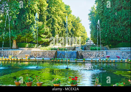 Shazdeh Garden est un site populaire parmi les touristes et habitants, de venir ici en fin de semaine pour passer du temps libre dans le jardin vert unique, situé dans le d Banque D'Images