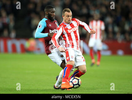 Stoke City's Xherdan Shaqiri (droite) et West Ham United's Arthur Masuaku bataille pour la balle durant le match de Premier League stade de Londres. Banque D'Images