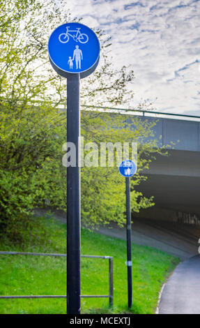 Panneau bleu pour indiquer l'utilisation partagée, cycle non séparées et parcours pédestre en Angleterre, Royaume-Uni Banque D'Images