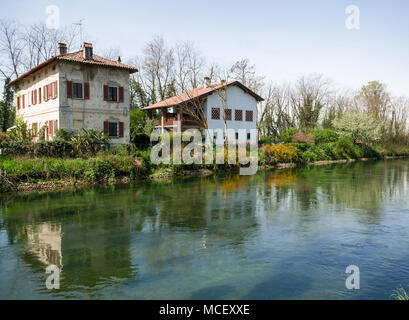 Maisons de ferme sur la voie navigable (Naviglio Grande) près de Milan, Italie Banque D'Images