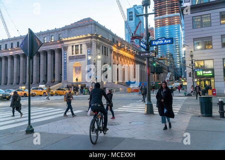 La James Farley Bureau de poste à New York, qui sera bientôt le Moynihan, avec le Hudson Yards dominant de développement Mardi, 10 avril, 2018. (© Richard B. Levine) Banque D'Images