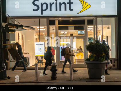 Un magasin de l'Herald Square à New York le mardi, Avril 10, 2018. La saga de la Sprint et T-Mobile Fusion est signalé à être de nouveau. (© Richard B. Levine) Banque D'Images