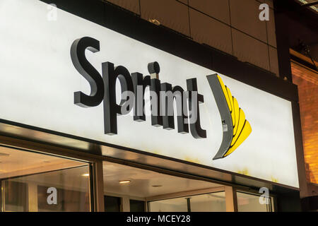 Un magasin de l'Herald Square à New York le mardi, Avril 10, 2018. La saga de la Sprint et T-Mobile Fusion est signalé à être de nouveau. (© Richard B. Levine) Banque D'Images