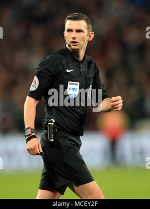 L'arbitre Michael Oliver lors du match de la Premier League au stade de Londres. APPUYEZ SUR ASSOCIATION photo. Date de la photo: Lundi 16 avril 2018. Voir PA Story FOOTBALL West Ham. Le crédit photo devrait se lire comme suit : Adam Davy/PA Wire. RESTRICTIONS : aucune utilisation avec des fichiers audio, vidéo, données, listes de présentoirs, logos de clubs/ligue ou services « en direct » non autorisés. Utilisation en ligne limitée à 75 images, pas d'émulation vidéo. Aucune utilisation dans les Paris, les jeux ou les publications de club/ligue/joueur unique. Banque D'Images