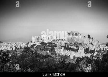 Acropole - Athènes entourés d'une végétation luxuriante, la Grèce, l'Europe Banque D'Images