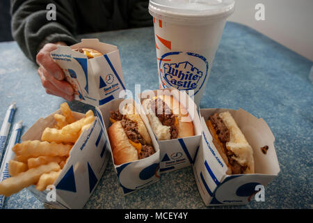 Château Blanc lance le curseur impossible l'utilisation de plantes de "viande" Impossible Aliments, vu dans un château blanc à Brooklyn à New York le Dimanche, Avril 15, 2018. Impossible sans viande Aliments le boeuf haché est utilisé pour créer le nouvel élément de menu, auparavant disponible que dans des restaurants à ambiance décontractée et fin et est en ce moment sur le menu est à 140 endroits dans le New York et Chicago.Les curseurs de vendre pour $1.99, environ le double du prix de leur produit original. (© Richard B. Levine) Banque D'Images