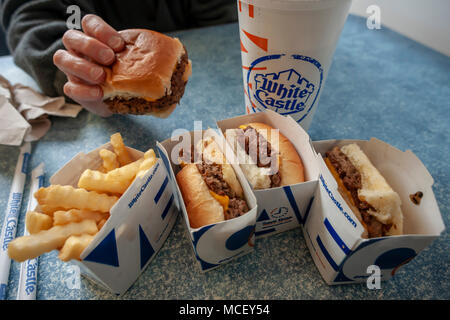Château Blanc lance le curseur impossible l'utilisation de plantes de "viande" Impossible Aliments, vu dans un château blanc à Brooklyn à New York le Dimanche, Avril 15, 2018. Impossible sans viande Aliments le boeuf haché est utilisé pour créer le nouvel élément de menu, auparavant disponible que dans des restaurants à ambiance décontractée et fin et est en ce moment sur le menu est à 140 endroits dans le New York et Chicago.Les curseurs de vendre pour $1.99, environ le double du prix de leur produit original. (© Richard B. Levine) Banque D'Images