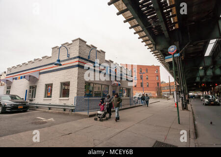 Château Blanc lance le curseur impossible l'utilisation de plantes de "viande" Impossible Aliments, vu dans un château blanc à Brooklyn à New York le Dimanche, Avril 15, 2018. Impossible sans viande Aliments le boeuf haché est utilisé pour créer le nouvel élément de menu, auparavant disponible que dans des restaurants à ambiance décontractée et fin et est en ce moment sur le menu est à 140 endroits dans le New York et Chicago.Les curseurs de vendre pour $1.99, environ le double du prix de leur produit original. (Â© Richard B. Levine) Banque D'Images