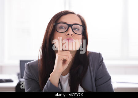 Close-up of a young woman Spectacles envisagées Banque D'Images