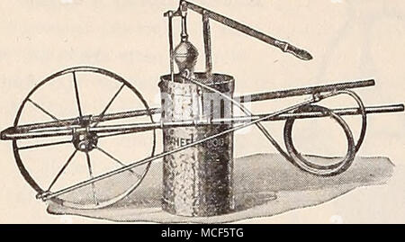 . Brouette Brouette Pulvérisateur pulvérisateur. L'apparition de la dent. Nettement un "homme-machine". Tuyau flexible et de décharge sont de longueur suffisante pour vaporiser les jeunes ou faible taille des arbres fruitiers. Pompe a lj pouces brass tube cylindre avec piston en laiton coups réglable, robinets et sièges de soupapes. Réservoir, contient 10 gallons ; et est détachable du support. Le réservoir est réalisé en laiton ou fer galvanisé. "Dix pieds de f pouces flexible de refoulement avec "Demorel" et 4 buse de pulvérisation-pi sont inclus. Avec réservoir galvanisé, 30,00 $ ; laiton réservoir, 37,50 $. Les tiges de pulvérisation d'extension. Permet la pulvérisation à 20 à 25 mètres Banque D'Images