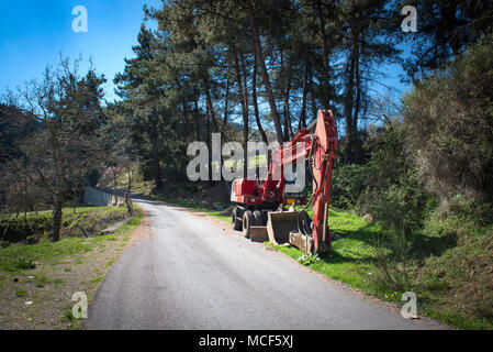 Chemin de construction chariot stationné dans la campagne. Banque D'Images