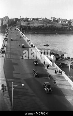 L'heure de pointe du soir sur Waterloo Bridge, Londres pendant le Festival de la Grande-Bretagne Exposition, Londres, 1951 Banque D'Images