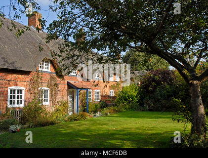 Chalet chaume idyllique, tous les Cannings, Wiltshire, Angleterre Banque D'Images