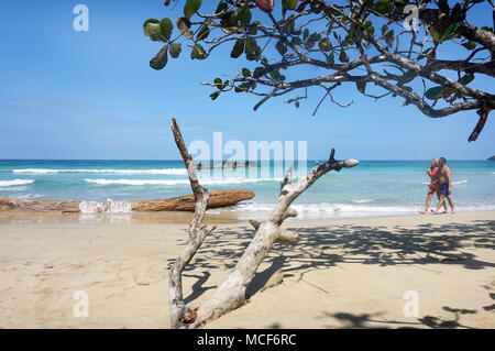 Plage des Caraïbes avec couple à la plage de grenouille rouge.Isla Bastimentos Panama Banque D'Images