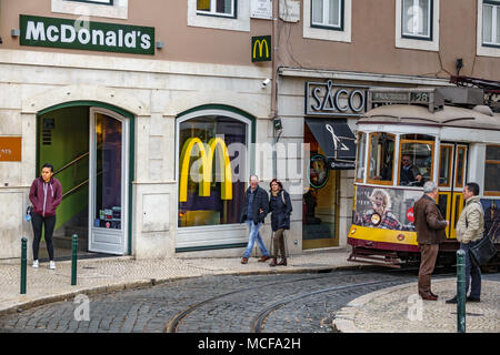 Lisbonne - 9 avril : des personnes non identifiées, marcher, parler et attendre que le célèbre tram ligne 28 apparaît dans l'image le 9 avril 2018 à Lisbonne, Portugal Banque D'Images