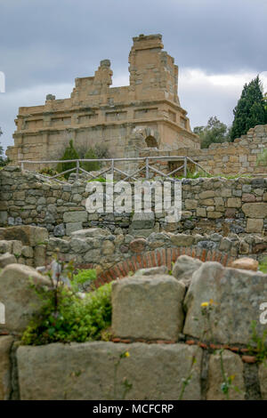 Structures arquées en pierre de l'ancienne ville de Tindari (anciennement Tyndaris), Patti, Messine, Sicile, Italie Banque D'Images