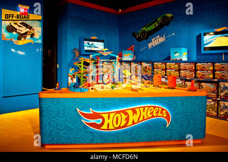 Hot Wheels department store à Hamleys shop. Hot Wheels est une marque d'échelle en fonte d'toy cars présenté par American toy maker Mattel Banque D'Images