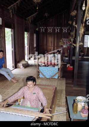 Sarawak dayak, tissage traditionnel village culturel, Kuching, Malaisie Banque D'Images