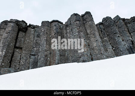 À l'ouest de l'Islande. La falaise de colonnes de basalte en colonnes régulières à Gerðuberg, sur la péninsule de Snæfellsnes, est causé par l'activité volcanique Banque D'Images