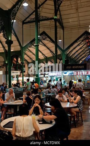 Diners, local, assurance et touristique, à Lau Pa Sat, le satay Club, dans le quartier central des affaires, à Singapour Banque D'Images