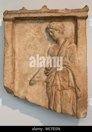 En tombstone. Boy holding a bird. Stratios nom inscrit. Travail athénienne. 4e 100. British Museum. Londres. Le GRB. Banque D'Images