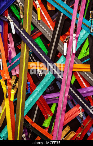 Un grand nombre de fermetures éclairs colorés Banque D'Images