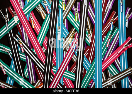 Un grand nombre de fermetures éclairs colorés Banque D'Images