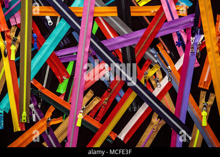 Un grand nombre de fermetures éclairs colorés Banque D'Images